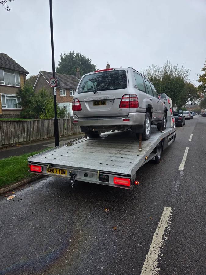 Silver family van transported on Tow 2 Tow recovery truck
